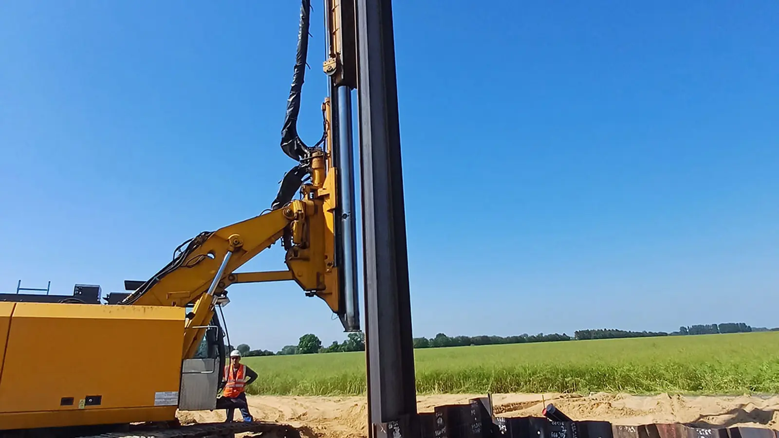 LNG-Brunsbu-ttel/Gelber-Bagger-Rammt-Spundwand-in-den-Boden-in-Brunsbuettel.jpg