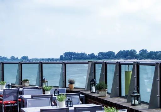 GLÄSERNE VERSTÄRKUNG DES FLUSSDEICHS