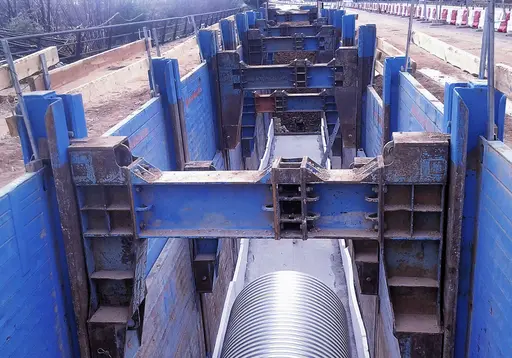 LINEARVERBAU SORGT FÜR GROSSEN UND SICHEREN ARBEITSRAUM