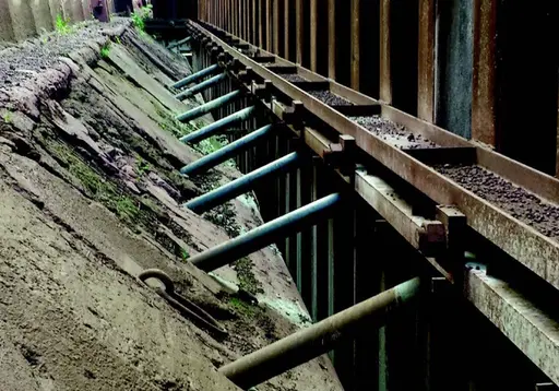 Ancrage arrière de la paroi en acier avec micro-pieux