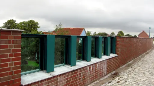 UNE VUE DÉGAGÉE : NOUVEAUX MURS-VERRES À NEUFELDERKOOG