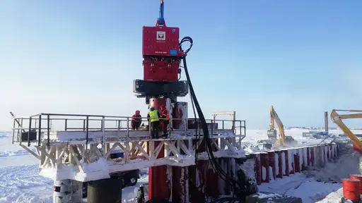 ENFONCÉ DANS LA GLACE