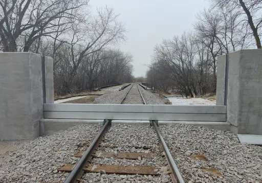 HOCHWASSERSCHUTZ AN DER BAHNSCHRANKE I MINNESOTA